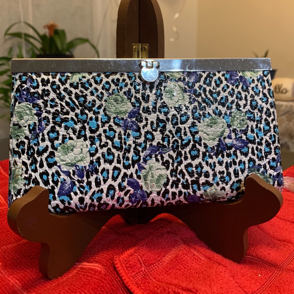 Vintage clasp wallet